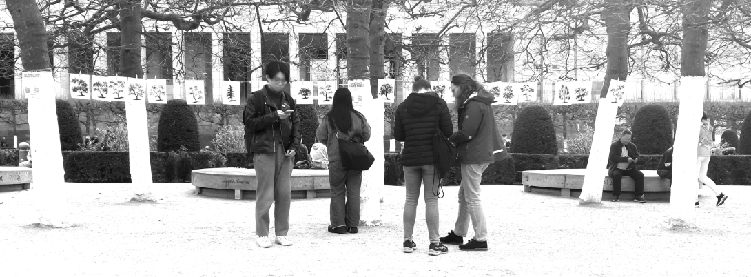 A black and white photo of people at the Mont des Art park in Brussels